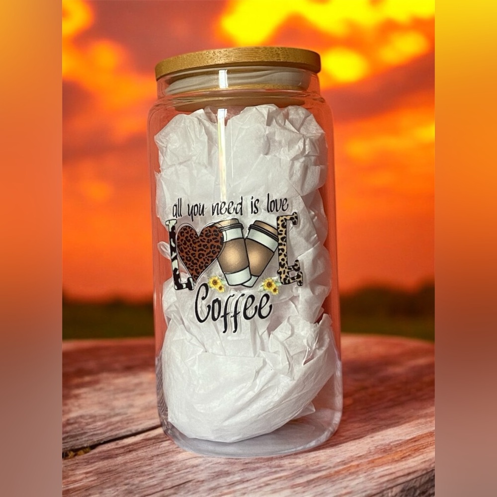 Vaso de vidrio, con tapa de bambú y popote de vidrio